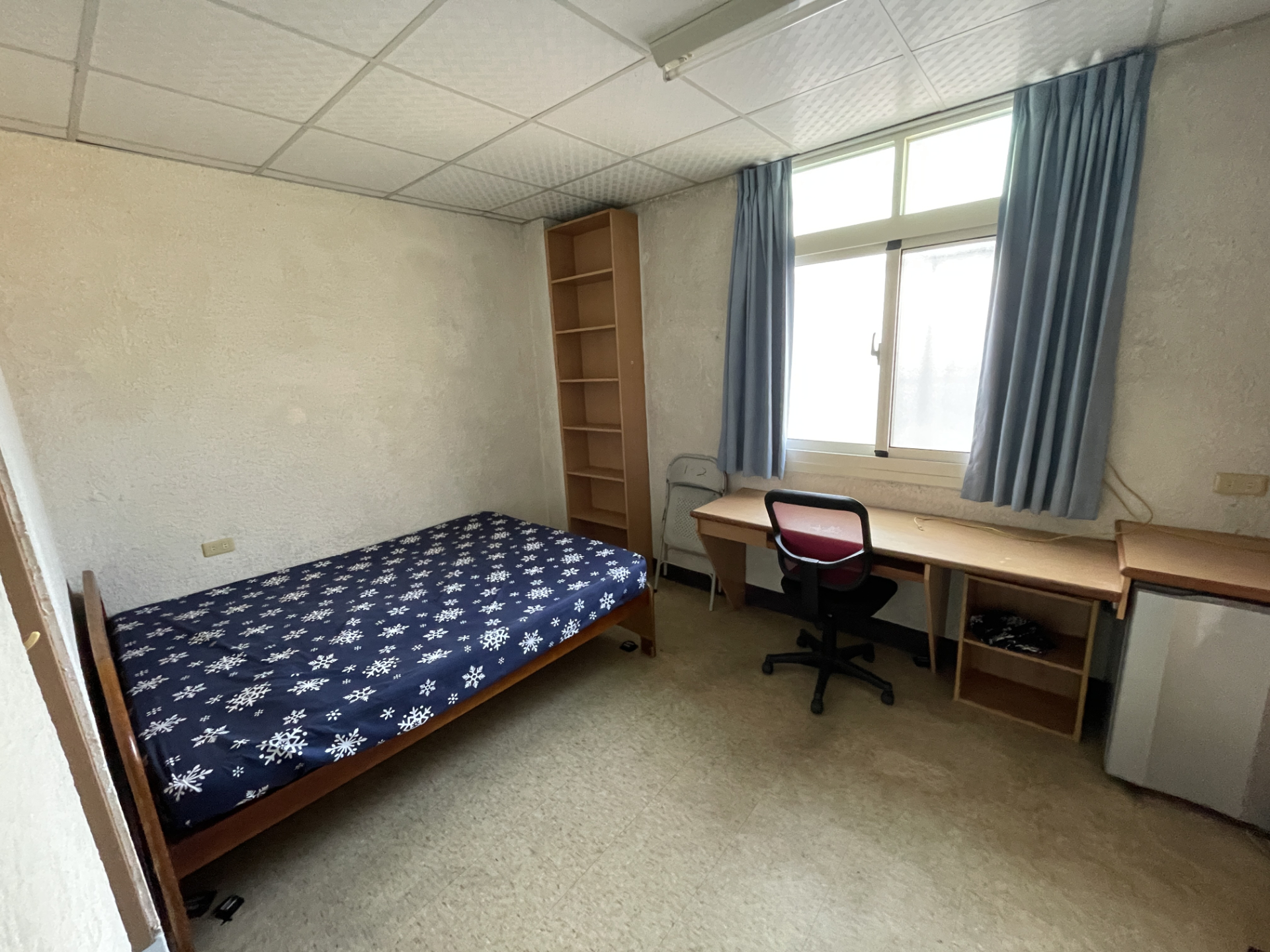 老屋臥室改造前 - 舊式磁磚與舊家具